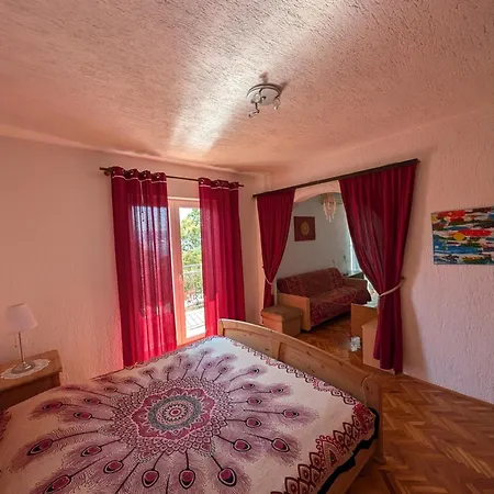 Rotes Am Mit Meerblick Ca 180 Meter Luftlinie Vom Apartmán
