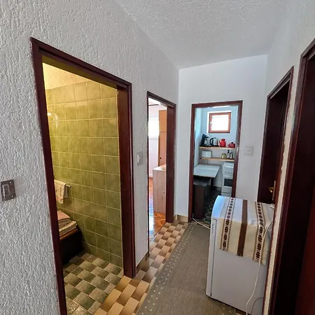 Rotes Am Mit Meerblick Ca 180 Meter Luftlinie Vom Apartmán Sibinj Krmpotski